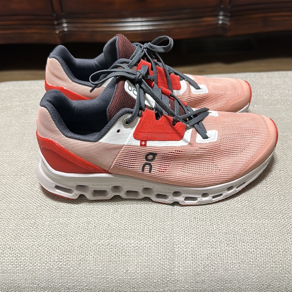 Oncloud sneakers. Women’s Size 8.